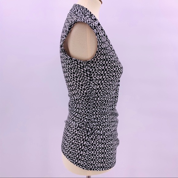 Vince Camuto Fitted V Neck Black & White Top - Picture 4 of 8